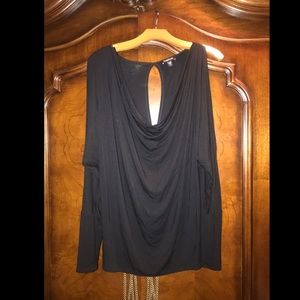Bebe top, draped necklike, long open sleeves.